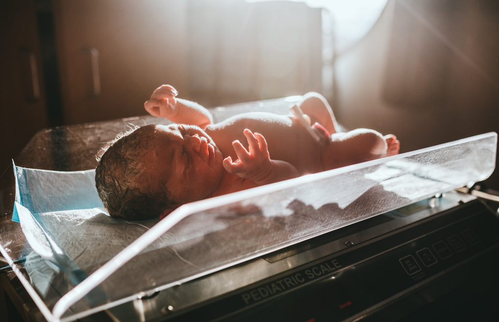 Käseschmiere beim Baby: Was Eltern darüber wissen sollten