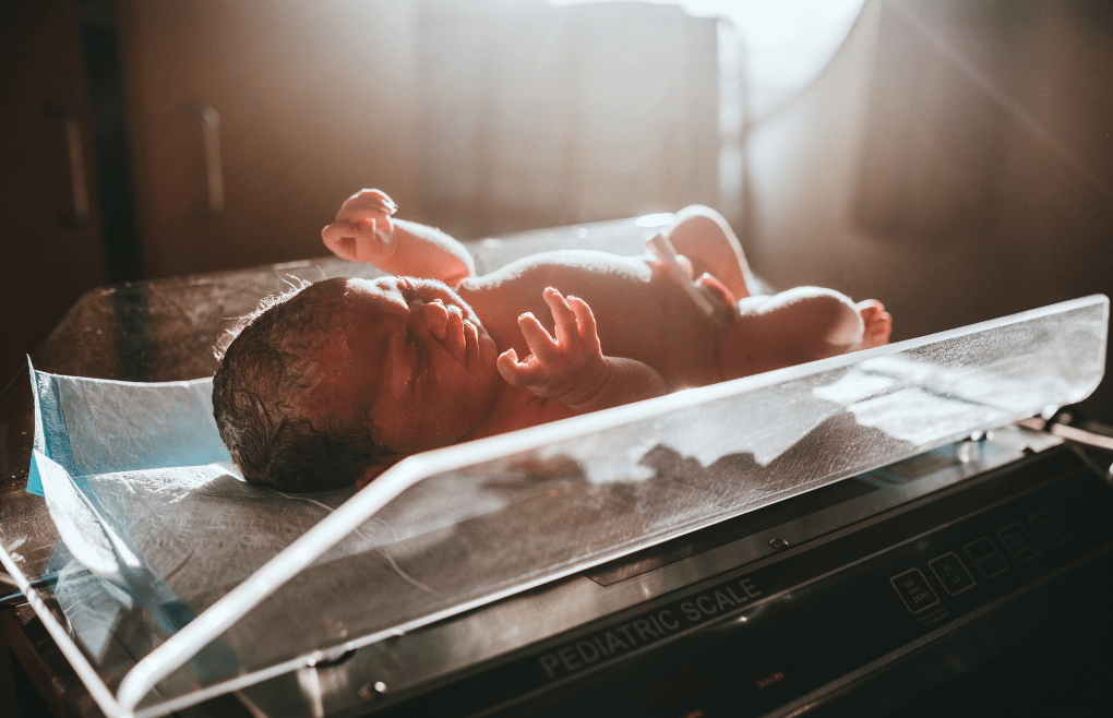 Käseschmiere beim Baby: Was Eltern darüber wissen sollten