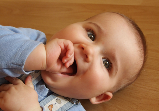 Baby zahnt – was hilft?